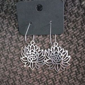 ♥️B 5 / $20 Elegant Silver Floral Earrings